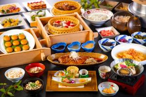 a table with many different bowls and plates of food at Ito Kowakien in Ito