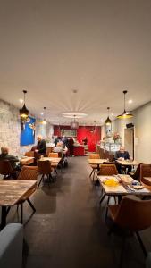 un ristorante con tavoli e persone sedute ai tavoli di Hotel José a Blankenberge