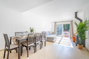 a dining room with a table and chairs at Villa Ocells II in Puigderrós