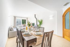 a dining room with a table and chairs at Villa Ocells II in Puigderrós
