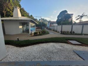 a backyard with a house and a driveway at Ap Clube Piçarras in Piçarras