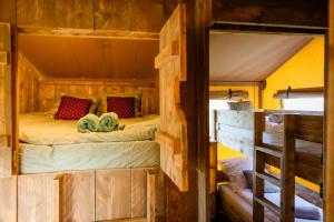 a bedroom with two bunk beds in a cabin at Hitton Séjours Nature in Biran +40 photos