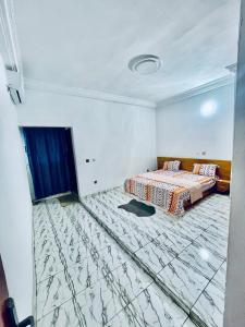 a bedroom with two beds in a room at Residence Gold in Man