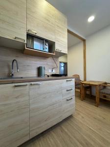 eine Küche mit Holzschränken und ein Esszimmer in der Unterkunft Willkommen24 in Pfullingen + 5 Fotos