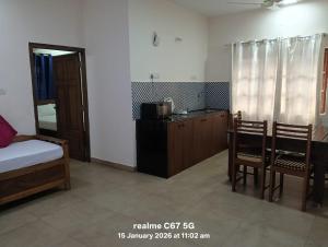 ein Schlafzimmer mit einem Bett, einem Tisch und Stühlen in der Unterkunft Hotel HCG in Santa Cruz
