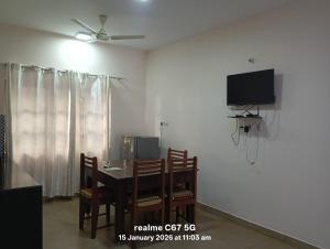 ein Esszimmer mit Tisch, Stühlen und Fernseher in der Unterkunft Hotel HCG in Santa Cruz