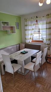 a dining room with a wooden table and chairs at Ferienwohnung Pölzlbauer in Neuwald