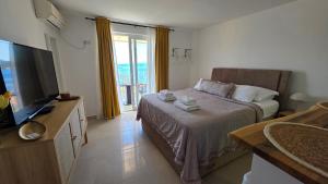 a hotel room with a bed and a television at Apartmani Luan in Vis