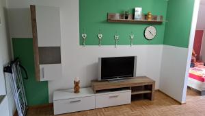 a living room with a tv and a table with a tvicterictericter at Ferienwohnung Pölzlbauer in Neuwald