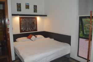 a small bedroom with a bed in a room at Ruda Mini Hotel in Phumi Ta Phul +41 photos