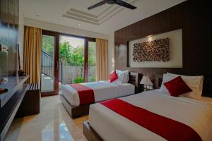a hotel room with two beds and a balcony at Villa Campania in Blahbatu