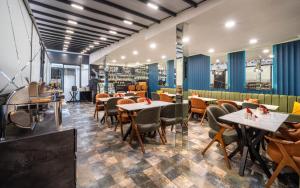 a restaurant with tables and chairs in a room at De Bonte in Istanbul