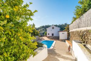 a villa with a swimming pool and a house at Cubo's Casa Mi Recreo High Privacy in Yunquera