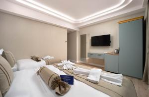 a hotel room with two beds and a flat screen tv at De Bonte in Istanbul