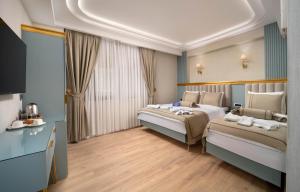 a hotel room with two beds and a window at De Bonte in Istanbul