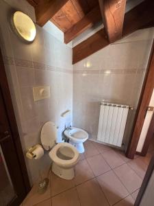 a bathroom with a toilet and a sink at Dante 12 Flat in Cremona