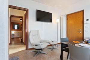 a living room with a table and a chair at Vista 180 by Halldis in Perledo