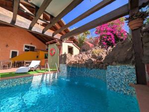 a swimming pool in a house with a swimming pool at Hotel Belvedere Mindelo, Cabo Verde in Mindelo