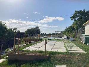 a garden with a walkway in the yard at Casa Vacanze immersa tra le colline, appartamento, vicinissima al mare e con nuova piscina in Senigallia