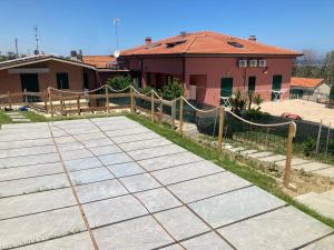 a house with a basketball court in front of it at Casa Vacanze immersa tra le colline, appartamento, vicinissima al mare e con nuova piscina in Senigallia