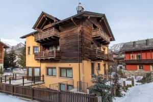 ein Holzhaus mit Balkonen an der Seite in der Unterkunft Chalet Layla by Original Galli in Livigno