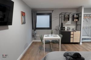 a room with a table and a kitchen with a table and chairs at Sierra de Madrid Suites in Galapagar