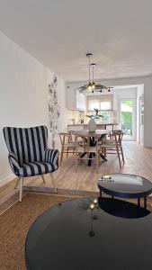 a living room with a table and a dining room at Casa Luxemburgo in Torrevieja
