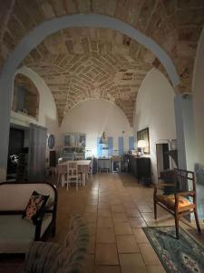 a living room with a couch and a table at Zen Palazzo Storico in Alliste
