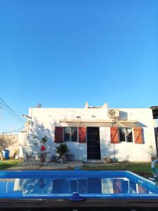 a house with a swimming pool in front of it at La Marita in Gualeguay