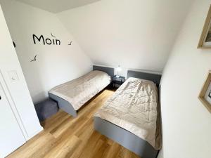 a bedroom with two beds in a room at Sielkate in Dornum