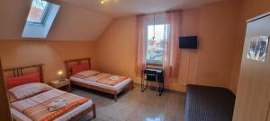 a hotel room with two beds and a window at Ferienwohnung Wille in Lünen