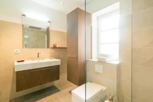 a bathroom with a sink and a toilet and a mirror at Cottage in Kleinmachnow