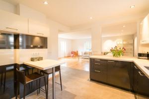 an open kitchen with a island and a dining room at Cottage in Kleinmachnow +19 photos