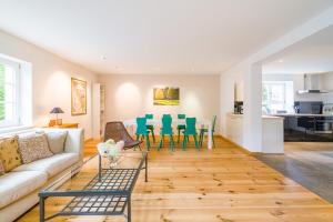 a living room with a couch and a table and chairs at Cottage in Kleinmachnow