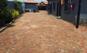 a cobblestone driveway in front of a house at Felo Guest House in Balmoral +10 photos