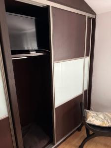 a glass cabinet with a microwave in a room at Piso La Cumbre - CEE in Cee