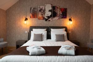 a bedroom with a bed with two towels on it at Ô Spa Champenois in Écueil