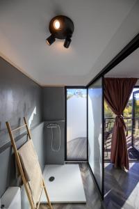 a room with a bed and a window at Evergreen Retreat in Râșca