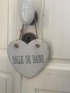 a heart shaped sign on a door with the words sale de bargains at Parva Domus Intera casa indipendente in centro in Modica