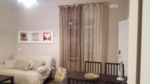 a living room with a couch and a table at Parva Domus Intera casa indipendente in centro in Modica