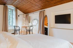 a bedroom with a bed and a table with chairs at Locanda Scotti in Paladina