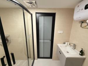 a bathroom with a shower and a sink at Damao Holiday shanghai pvg 24hFREE shuttle bus in Shanghai +47 photos