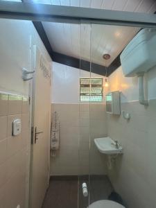 a bathroom with a toilet and a sink at Recanto das Águas Claras in São José do Rio Prêto