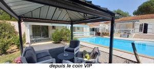 ein Pavillon mit Pool in einem Haus in der Unterkunft LesFrugères in Boutiers-Saint-Trojan