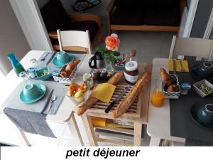 ein Tisch mit Essen und Brot darauf in der Unterkunft LesFrugères in Boutiers-Saint-Trojan