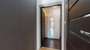 a hallway with a door leading into a room at Apartament Fibra Flat White in Rybnik