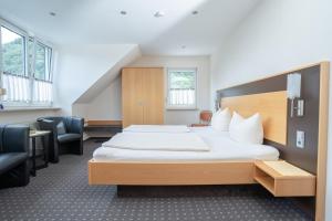 a hotel room with a bed and a desk at Hotel Moselterrasse in Ediger-Eller