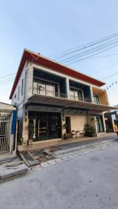 a building on the side of a street at เสม็ดทาวน์ Samed Town in Ko Samed