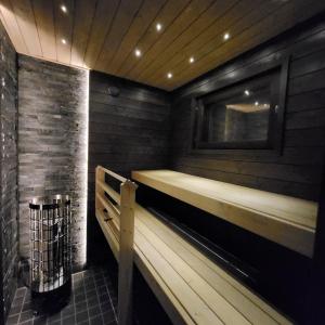 a sauna with a bench in a room at Villa Mutkala in Kittilä
