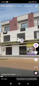 a screenshot of a building with a picture on the screen at Maison d'hôtes Jaxaay in Keur Massar